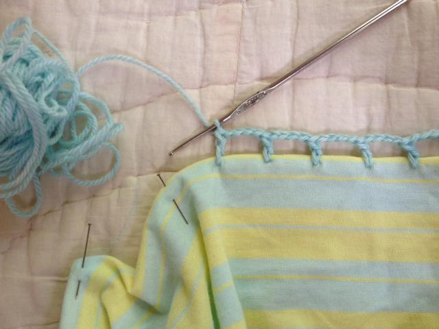 camiseta-decorada-con-ganchillo-croche