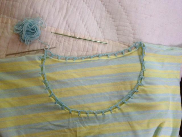 camiseta-decorada-con-ganchillo-croche