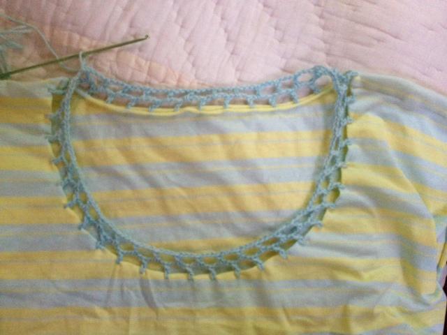 camiseta-decorada-con-ganchillo-croche
