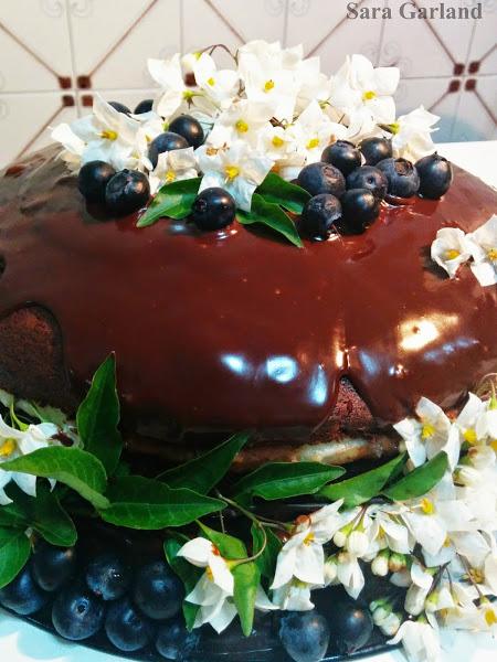 Tarta de chocolate con flores naturales, y de relleno... ¡crema pastelera!  | Cocina