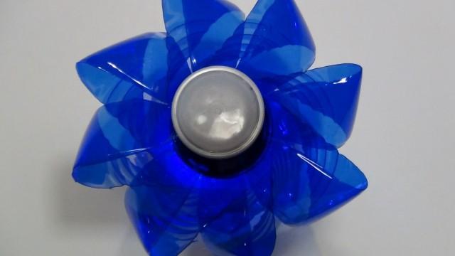 Lámpara realizada reciclando una garrafa y una botella de plástico - Two plastic bottles lamp - Reciclado Creativo - Rosa Montesa