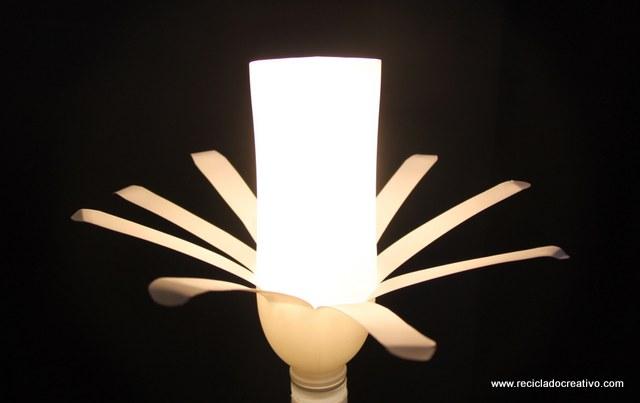 Cómo hacer una lámpara con botellas de yogourt - Reciclado Creativo. Rosa Montesa - How to make a lamp with two white plastic bottles