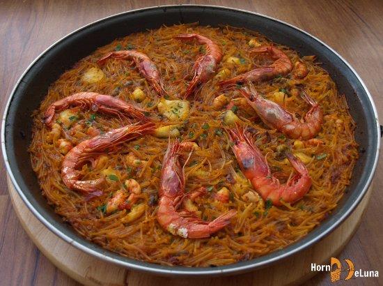 Fideuá de rape y gambas