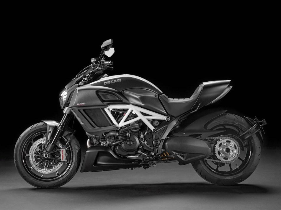 2014-Ducati-Diavel-Carbon-09