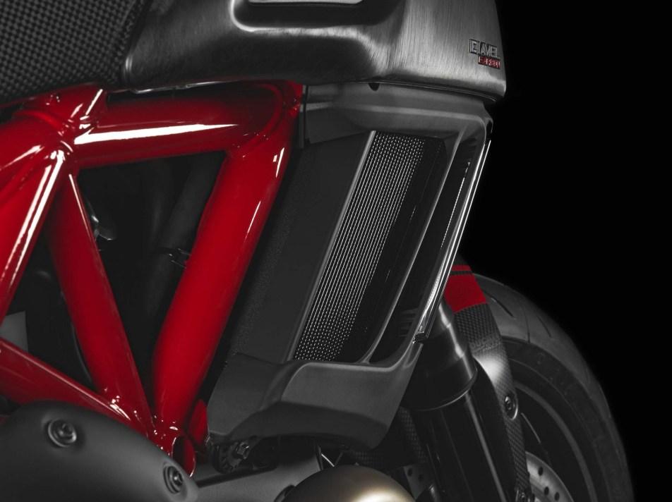 2014-Ducati-Diavel-Carbon-29
