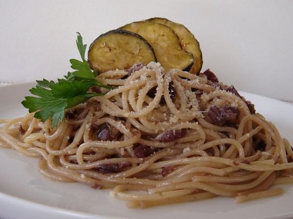 Espaguettis con berenjenas y nueces