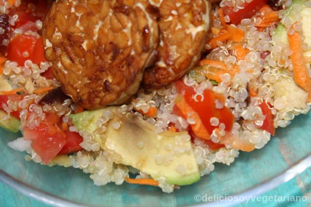 ensalada de quinoa y tempeh