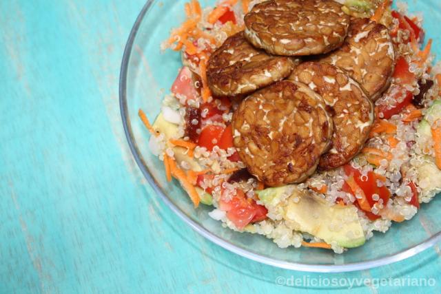 ensalada de quinoa y tempeh