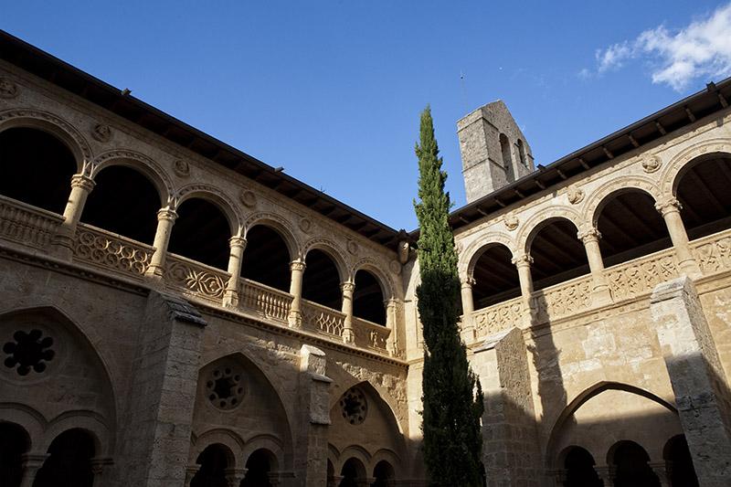 La espadaña desde el claustro del monasterio de Santa María de Valbuena. Ribera del Duero. Valladolid. Castilla y León. España © Javier Prieto Gallego;