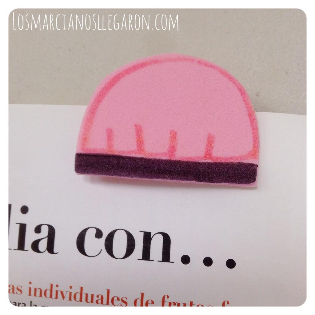 marcalibro de foami con forma de lapiz