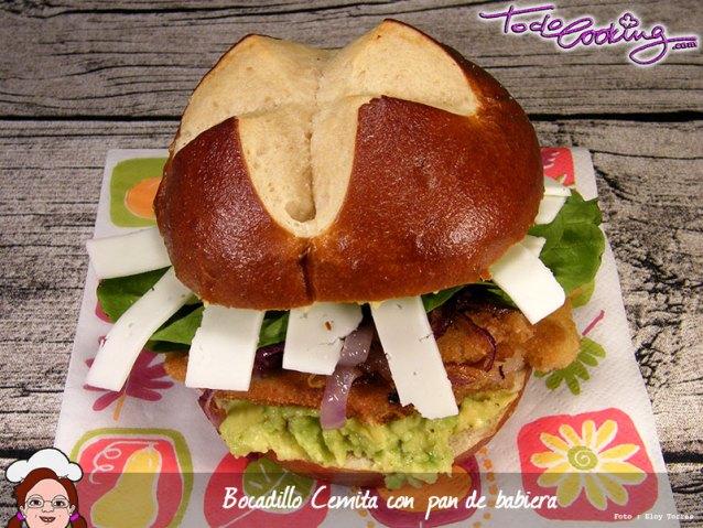 Cemita poblana con pan de baviera
