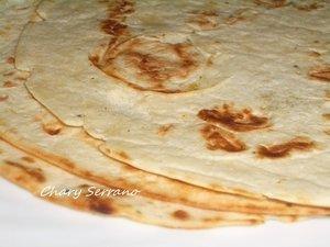 FAJITAS CON SALMÓN AHUMADO, RÚCULA Y MAIZ