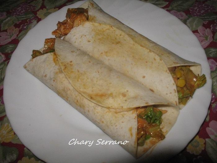 FAJITAS CON SALMÓN AHUMADO, RÚCULA Y MAIZ