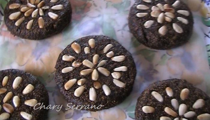 Normalmente se envuelven en papel de celofán, sobre todo si regalamos algunos.  Los que son para nosotros los meto en una caja de lata, de las de galletas, envueltos en papel de cocina.