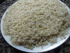 Me gusta utilizar bolsa de congelación, porque puedo ponerla plana en el congelador. Esto hace que no se apelmace, y si además tenemos la precaución que cuando lleve unas 2 o 3  horas congelándose, removemos un poco la bolsa, se suelta del todo.