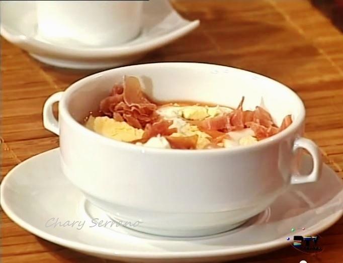 En mi casa habría usado el Thermomix para hacer este salmorejo. Las instrucciones serían las mismas que en la receta de salmorejo tradicional, que enlazo arriba de este post. 