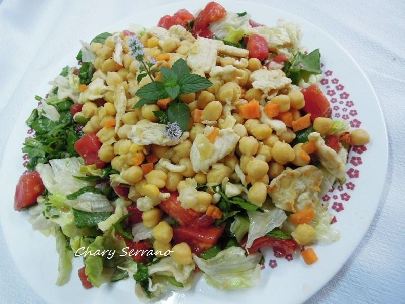 Como me han preguntado en otras recetas, os diré que yo no tengo costumbre de poner vinagre cuando en las ensaladas hay tomate, pero como esto va en gustos, si os gusta se lo ponéis.