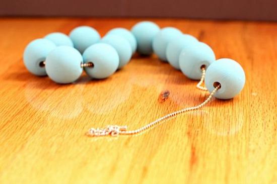 collar-bolas-madera-chalky