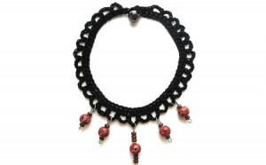 Collar de ganchillo con abalorios