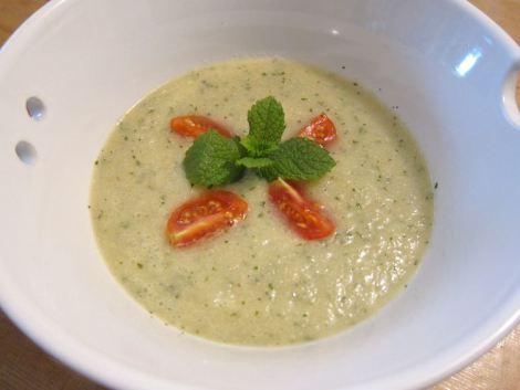 sopa-fria-de-melon-almendras-y-hierbabuena-