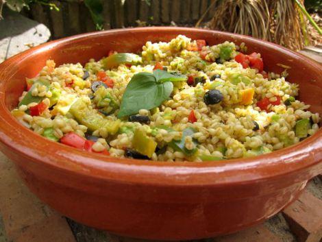Esta ensalada de mote de trigo y palta la hemos cocinado y degustado a la salud de nuestros amigos que están lejos, Sergio y Bea. ¡¡Y está buenísima!! ¡Espero que os guste! Y ¡Que aproveche!