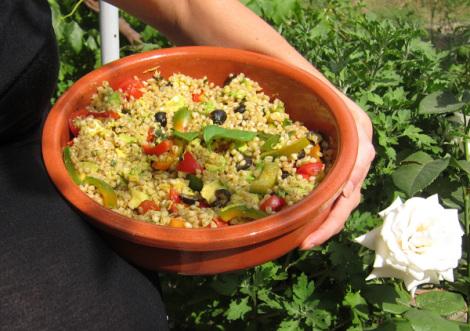 Esta ensalada de mote de trigo y palta la hemos cocinado y degustado a la salud de nuestros amigos que están lejos, Sergio y Bea. ¡¡Y está buenísima!! ¡Espero que os guste! Y ¡Que aproveche!
