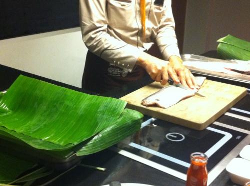 Cortando el pescado para el plato