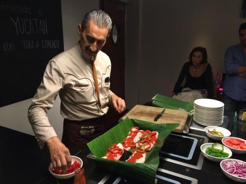 Poniendo el pescado y los ingredientes en la hoja de plátano 