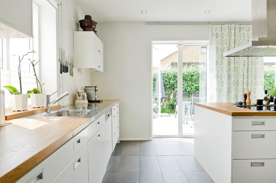 Cocina en blanco y roble