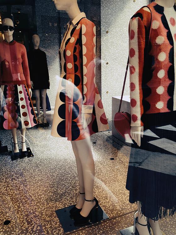 valentino escaparate milan