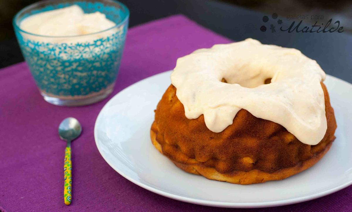 Pastel de caqui con crema de mascarpone y caqui