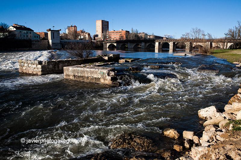 Restos de las antiguas aceñas que hubo junto al Puente Mayor. Río Pisuerga.Valladolid. Castilla y León. España, 2009 © Javier Prieto Gallego