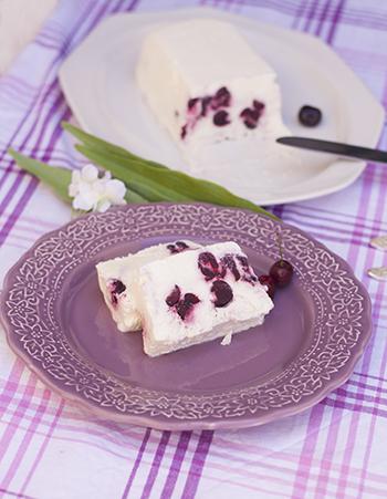 http://lacucharazul.wordpress.com/2014/06/05/helado-facil-de-nata (crema de leche)-y-cerezas/