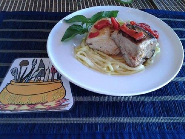 Bonito con espaguettis de calabacin
