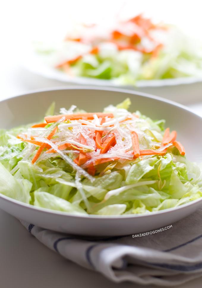 Ensalada china vegana. Prepara en casa la típica ensalada china de los restaurantes. Esta versión es vegana y mucho más sana porque hemos eliminado el azúcar blanco. |danzadefogones.com #danzadefogones