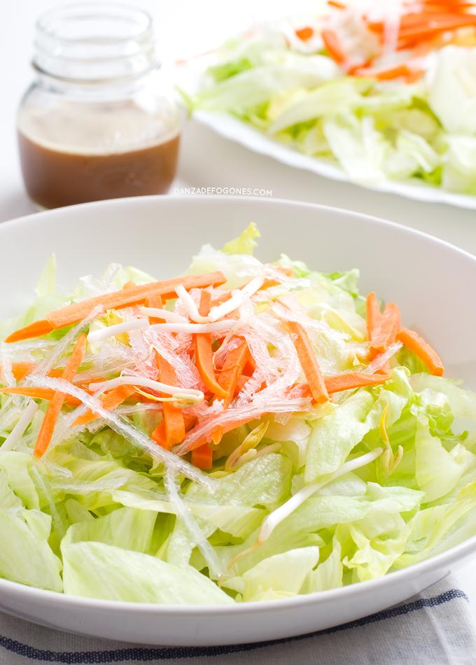 Ensalada china vegana. Prepara en casa la típica ensalada china de los restaurantes. Esta versión es vegana y mucho más sana porque hemos eliminado el azúcar blanco. |danzadefogones.com #danzadefogones
