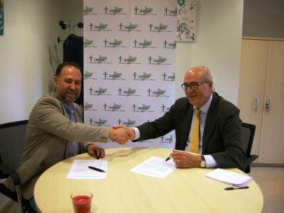 Firma acuerdo Capel-lo y asociación contra el cancer 2014