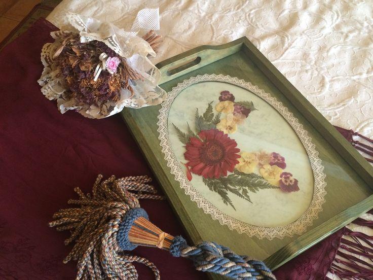 Bandeja de madera pintada con pátinas, decorada con flor seca y pasamanería.