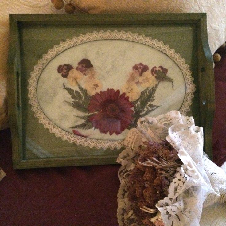 Bandeja de madera pintada con pátinas, decorada con flor seca y pasamanería.