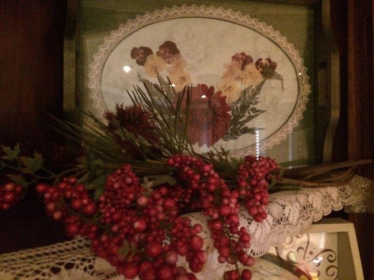 Bandeja de madera pintada con pátinas, decorada con flor seca y pasamanería.