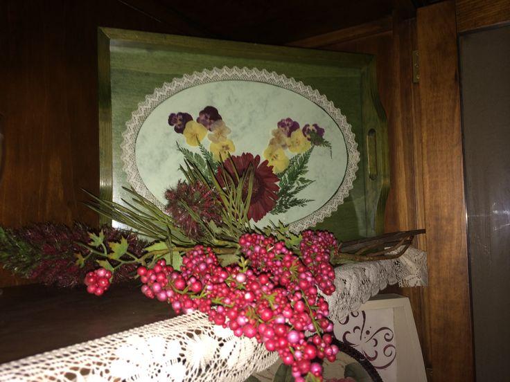 Bandeja de madera pintada con pátinas, decorada con flor seca y pasamanería.