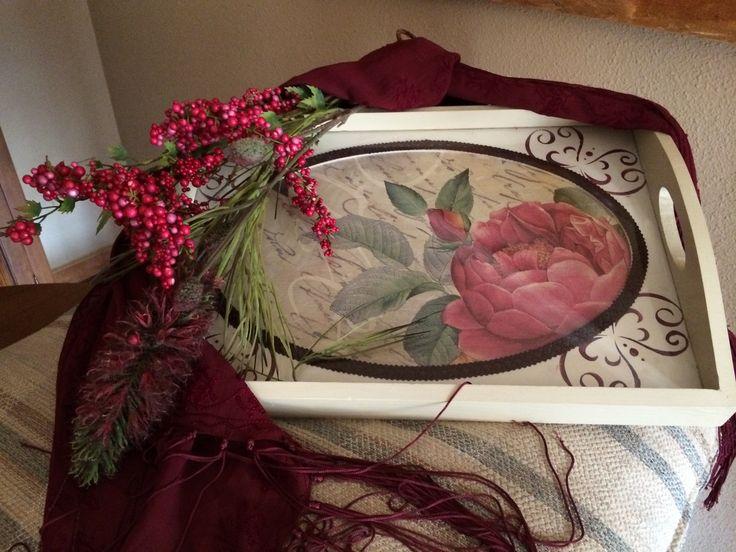 Bandeja de madera pintada y decorada con papel de arroz.