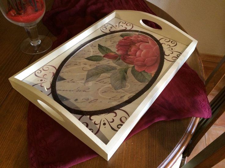 Bandeja de madera pintada y decorada con papel de arroz.