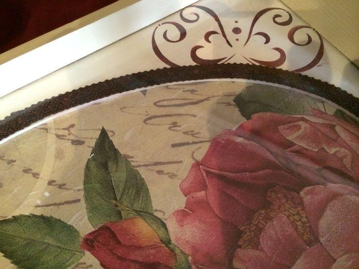 Bandeja de madera pintada y decorada con papel de arroz.