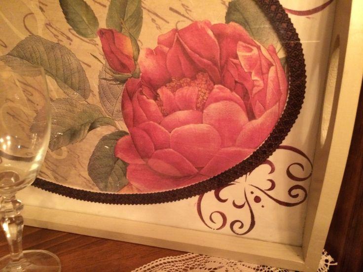 Bandeja de madera pintada y decorada con papel de arroz.