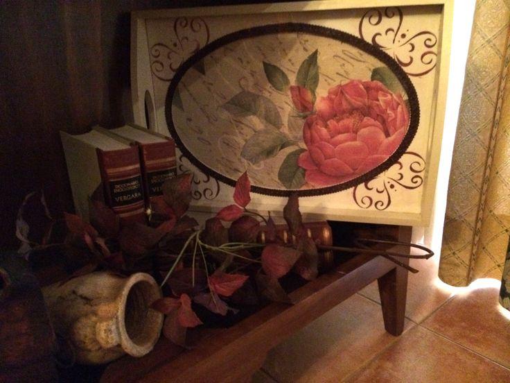 Bandeja de madera pintada y decorada con papel de arroz.