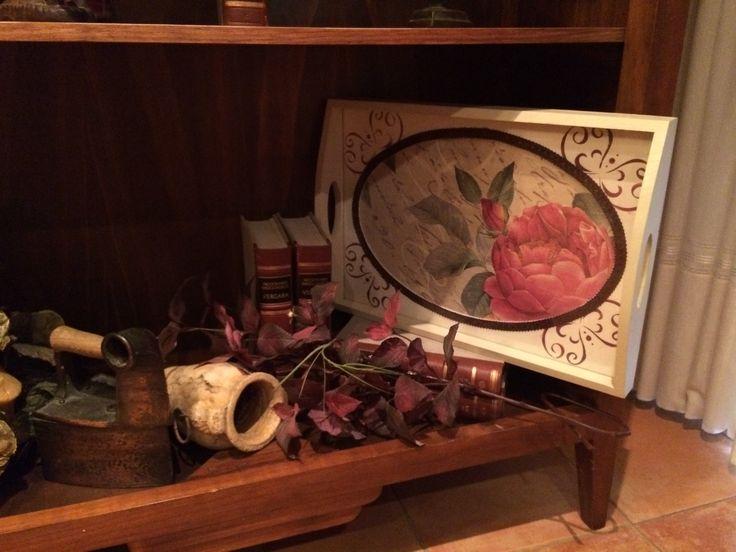 Bandeja de madera pintada y decorada con papel de arroz.