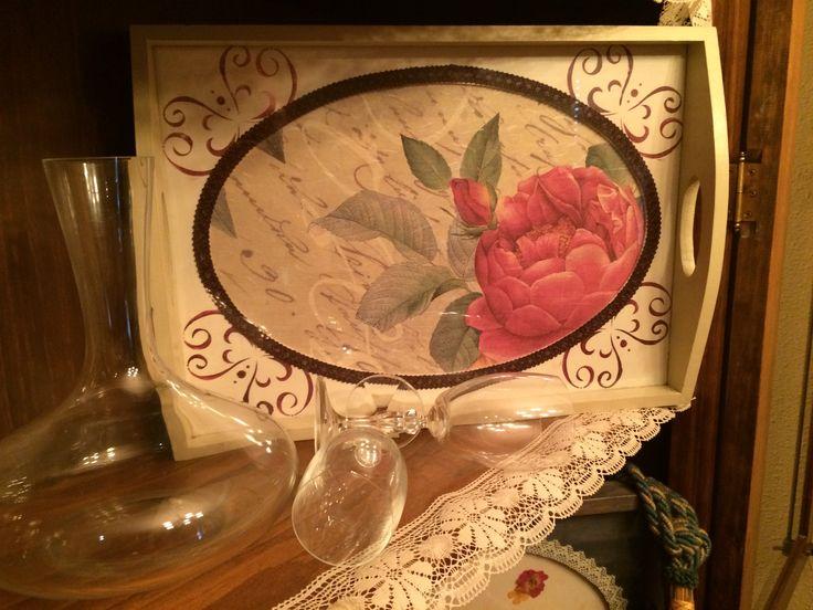 Bandeja de madera pintada y decorada con papel de arroz.