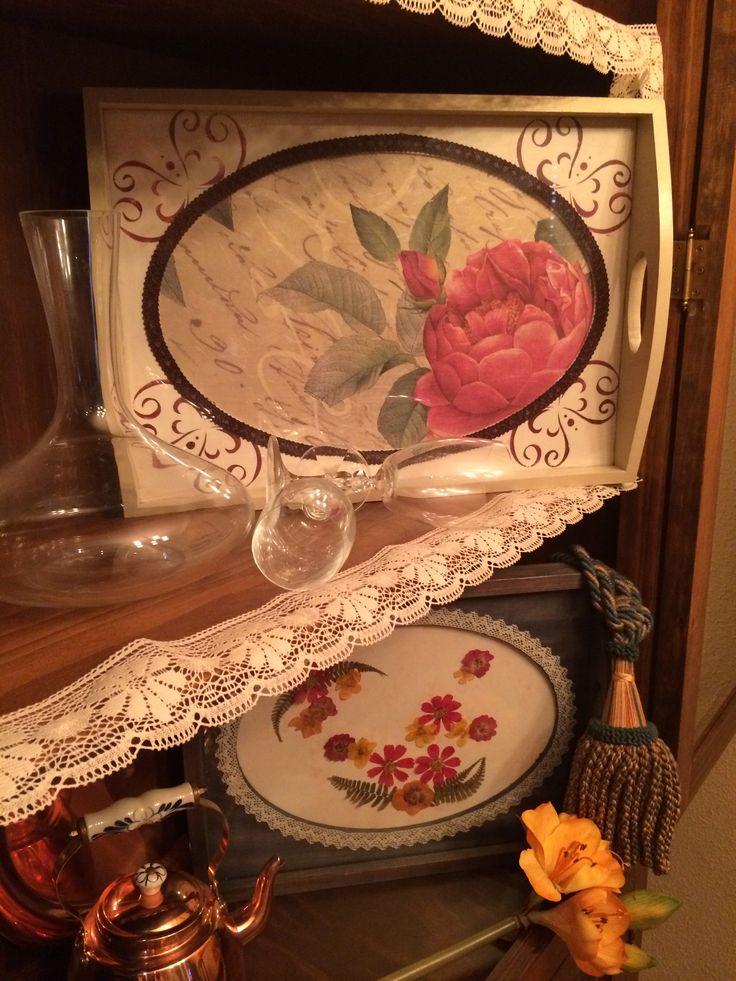 Bandeja de madera pintada y decorada con papel de arroz.