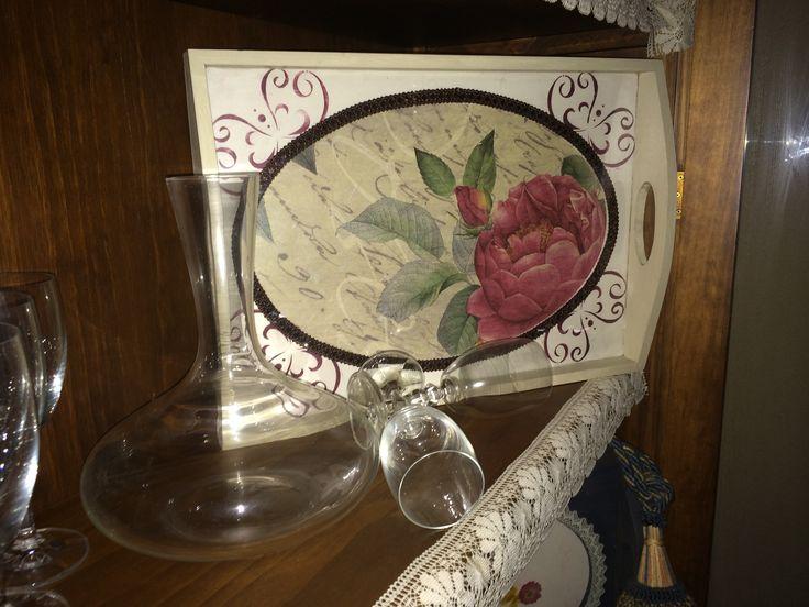 Bandeja de madera pintada y decorada con papel de arroz.